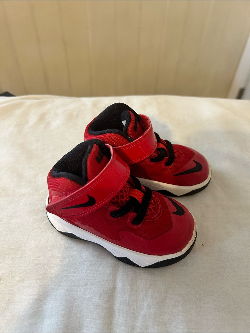 Nike Team Hustle D 11 Toddler Size 5C/University Red-Black Basketball Sneakers